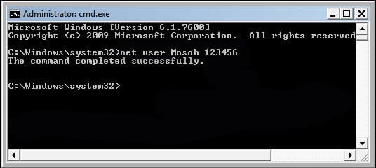 La commande a été exécutée avec succès pour réinitialiser le mot de passe administrateur par défaut de Windows 7
